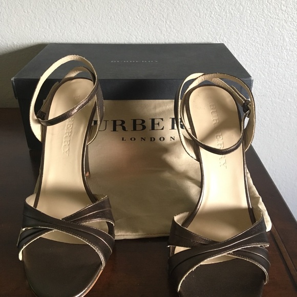 Burberry. New .Never Worn. Priced to sell. - Picture 3 of 4